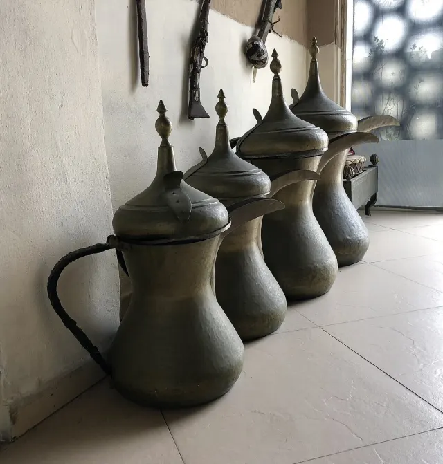 دلال قهوة نحاسية قديمة – 4 قطع