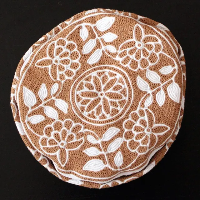 كمة عمانية مطرزة يدوياً